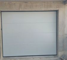 Vue extérieure de la porte de garage installée