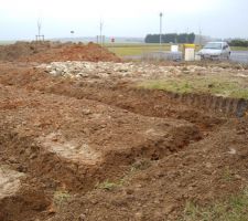 Un tas de terre et chemin de grava