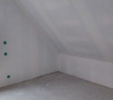 Chambre de mon mini, à nous de jouer pour la peinture et le sol