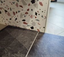 Faïence avec le sol PVC Moduléo de la salle de bain.