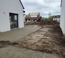 Terrassement et mise en forme du terrain. Préparation de la future dalle de terrasse et d'abris de jardin