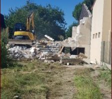 Entrée du terrassier pour la démolition et dessouchage