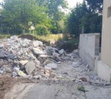 Entrée du terrassier pour la démolition et dessouchage
