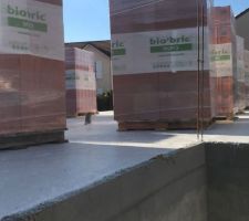 La dalle est coulée, le montage des murs peut commencer!