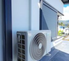 1er climatiseur posé ( achat Leroy Merlin). On ne peut pas dire que le moteur embellisse notre facade !
