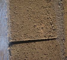 La on voit des manques de betons entre les deux bordures de dalle