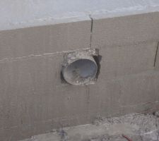 L'entrée d'air de la cheminée, un peu bétonnée ...