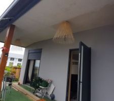 Réalisation du faux plafond du porche de la maison.