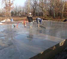 Les maçons entrain de tirer le beton