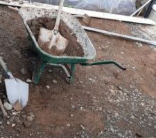 Préparation semelle pour la construction du mur mitoyen avant.