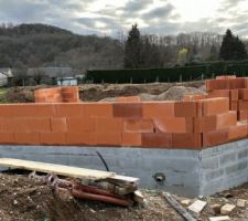 Début de l?élévation des murs mais un peu trop tôt donc stoppé