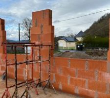 Élévation des murs mais stoppée car un peu trop tôt après le coulage de la dalle