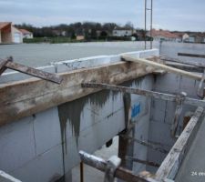 Petit souci de pression du béton sur une planelle de rive (à raboter une fois que le béton aura pris)