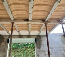 2 semaines apr&egrave;s avoir pos&eacute; les poutrelles, les entrevous, le ferraillage (treillis soud&eacute;s), la dalle du 1&egrave;re &eacute;tage n'a toujours pas &eacute;t&eacute; coul&eacute;e et les hirondelles ont eu le temps de faire leurs nids sous les &eacute;tayages !
