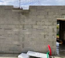 Le vent a fait tomber les entrevous par terre, sur la dalle du garage...