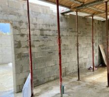 Le vent a fait tomber les entrevous par terre, sur la dalle de la cuisine.... On voit bien l'ouverture le long du mur.