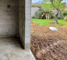 Le vent a fait tomber les entrevous par terre, dans la terre, sur le terrain !