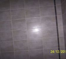 Le carrelage au dessus de la baignoire balneo