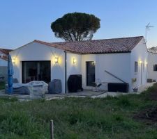 La baie du séjour donnant plein Sud et, à droite, la partie cuisine avec sa porte fenêtre donnant directement sur une petite terrasse. Au fond, la porte donnant dans le garage