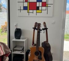 Entre salle à manger et salon, les guitares ont trouvé naturellement leur place sous la copie d'un Mondrian