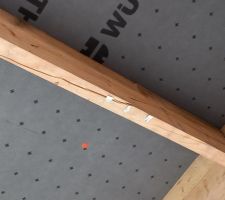 Une poutre fissurée mais montée par akabois sur le toit de la suite parentale.