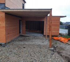 Poteau du car port. Le socle béton n a pas été coulé au bon endroit. Le poteau ne peut pas être fixé droit