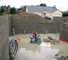 Vues sur future buanderie (petite fen&ecirc;tre) et cuisine ( grande fen&ecirc;tre)