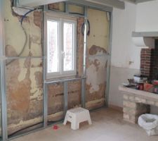 Mur de façade d'une chambre que nous choisissons d'isoler en laine de bois et plaquer. Mise en place des rails et montants, passage des gaines électriques