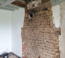 La démolition de la cheminée et du conduit intérieur étant faites, on passe à la re-construction du mur