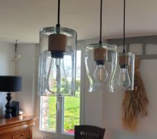 Le plafond démonté, solives remplacées, plafond isolé et plaqué, les éclairages sont enfin mis en place ! Ce sont des vases percés à la mèche diamant ;-)