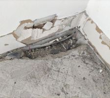 Morceau de chape parti lors du retrait du carrelage.