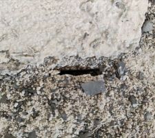 Des fentes (trous), souvent sur le bord du carreau de carrelage retir&eacute;.