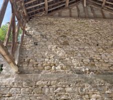 Mur de soutènement : il retient 4m20 de terre argileuse derrière.