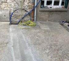 Béton sec de la tranchée du nouveau tuyau d?arrivée d?eau