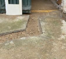 Tranchée du nouveau tuyau d?arrivée d?eau pour remplacer celui en plomb