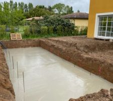 Dalle de la piscine coul&eacute;e