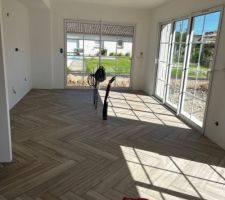 Carrelage pi&egrave;ce &agrave; vivre termin&eacute;. Vue de la cuisine