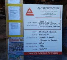 Mise en place du panneau de construction le 2 mai 2023.