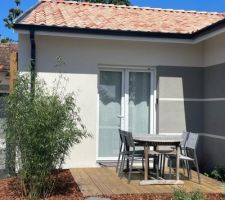 Terrasse du 2 pièces avec copeaux de bois au sol