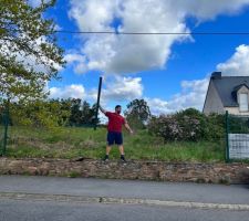 L'aventure commence.
D&eacute;pose du grillage plus 4 &agrave; 5 m&egrave;tres de muret.