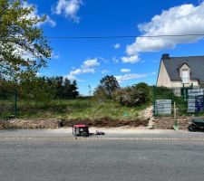Apr&egrave;s quelques heures, 4 m&egrave;tres de muret sont d&eacute;pos&eacute;... plus de bras pour le dernier m&egrave;tre en esp&eacute;rant que &ccedil;a soit suffisant pour l'acc&egrave;s au chantier. On est en S15