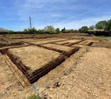 Fouilles creusées et ferraillage en attente