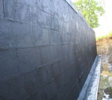 Goudron contre les murs enterrés