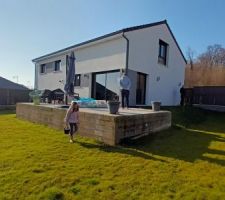 1ere chasse aux oeufs dans le jardin engazonn&eacute;