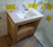 Meuble du lavabo :pose définitive, avec joint silicone blanc contre faïence et vitre