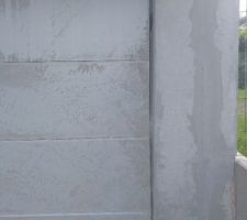 Ratissage et ponçage de la façade par le maçon avant intervention du façadier