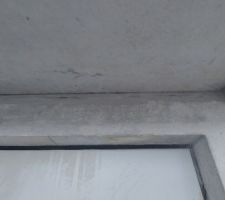 Ratissage et ponçage de la façade par le maçon avant intervention du façadier