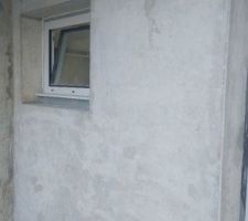 Ratissage et ponçage de la façade par le maçon avant intervention du façadier