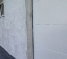 Ratissage et ponçage de la façade par le maçon avant intervention du façadier