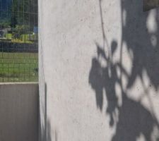 Ratissage et ponçage de la façade par le maçon avant intervention du façadier